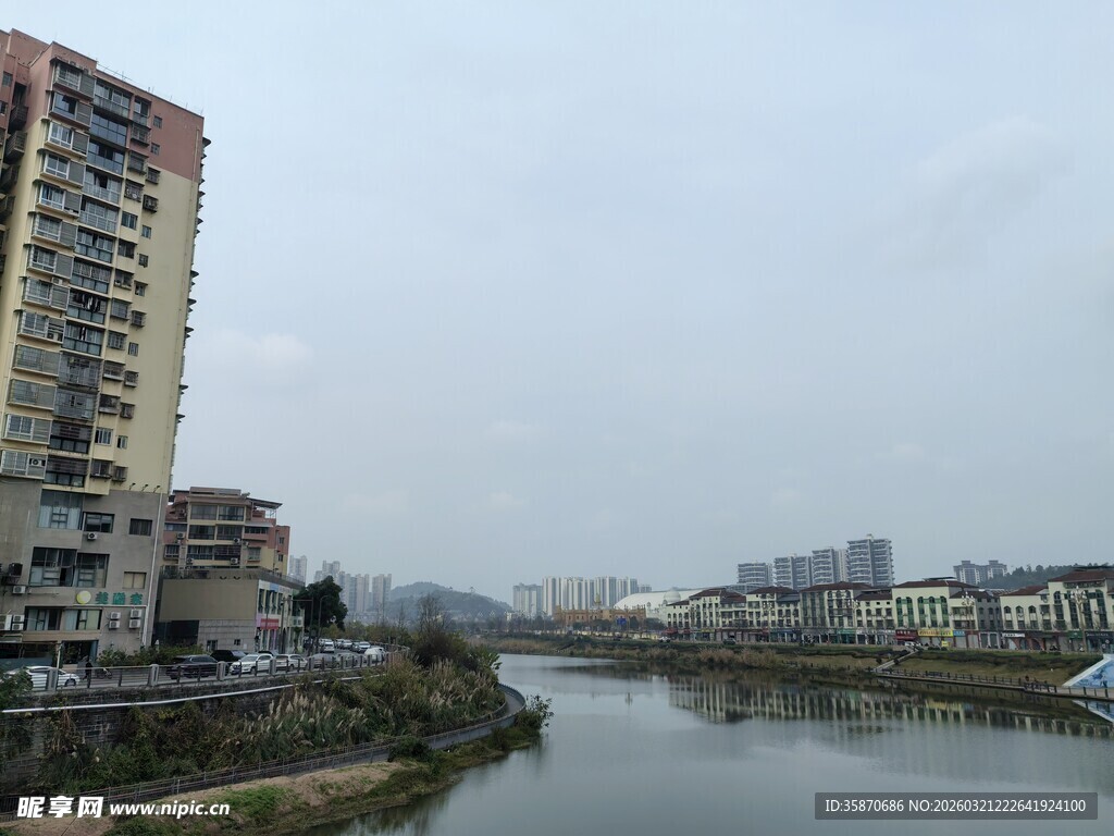 河畔高楼景观