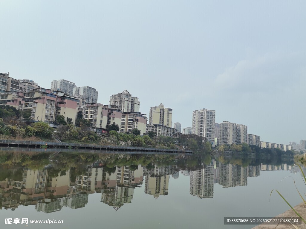 河畔城市风光倒影美景