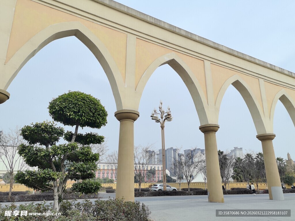 拱形长廊下的别致景观