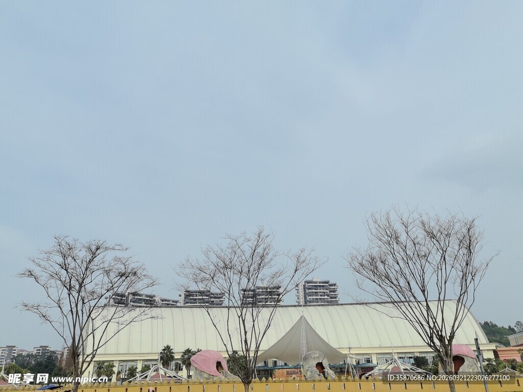 户外白色建筑与树木场景