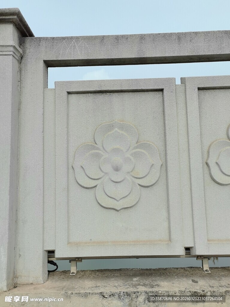 石雕花纹栏板细节特写