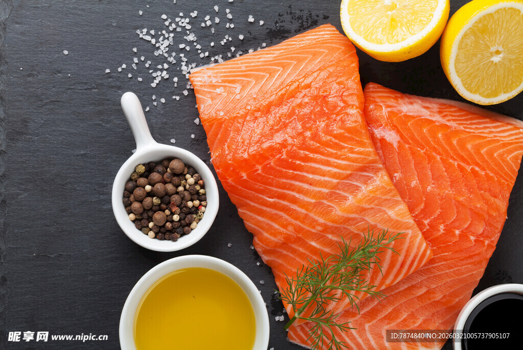 新鲜三文鱼及烹饪配料