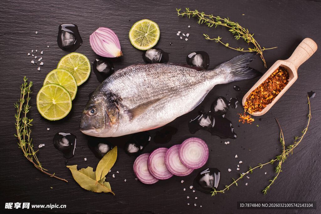 鲜鱼搭配香料与蔬果