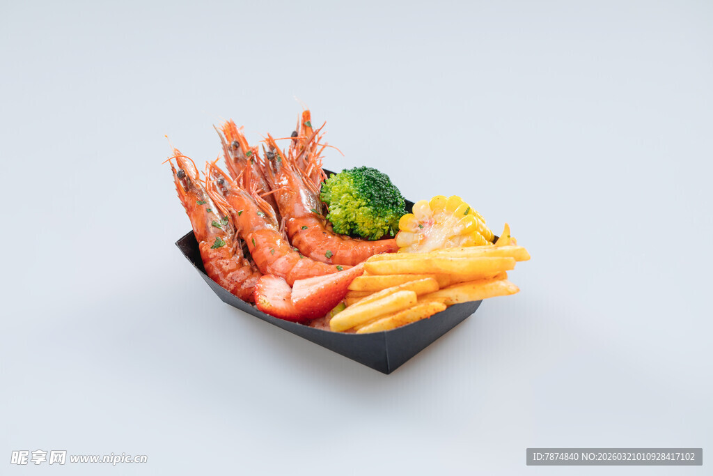 鲜虾配薯条蔬菜拼盘