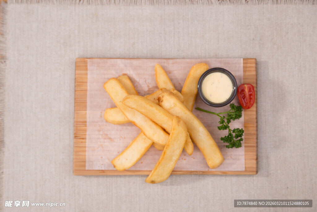 木制托盘上的美味炸薯条