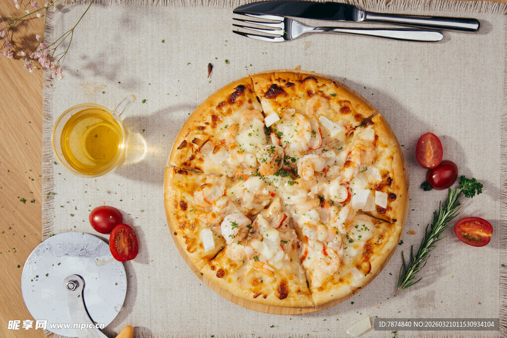 美味芝士披萨与配餐饮料