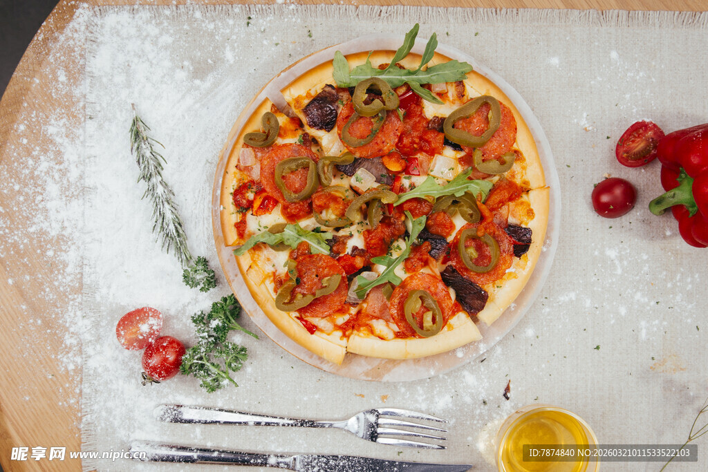 美味披萨搭配新鲜食材