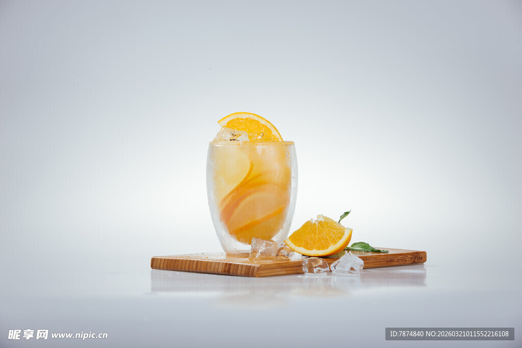 橙片装饰的清爽饮品