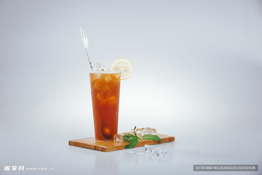 清凉冰红茶配薄荷叶