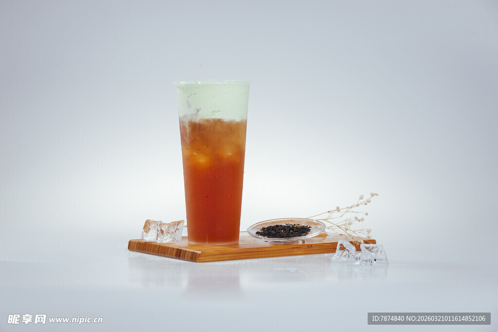 冰红茶饮品置于木托盘上