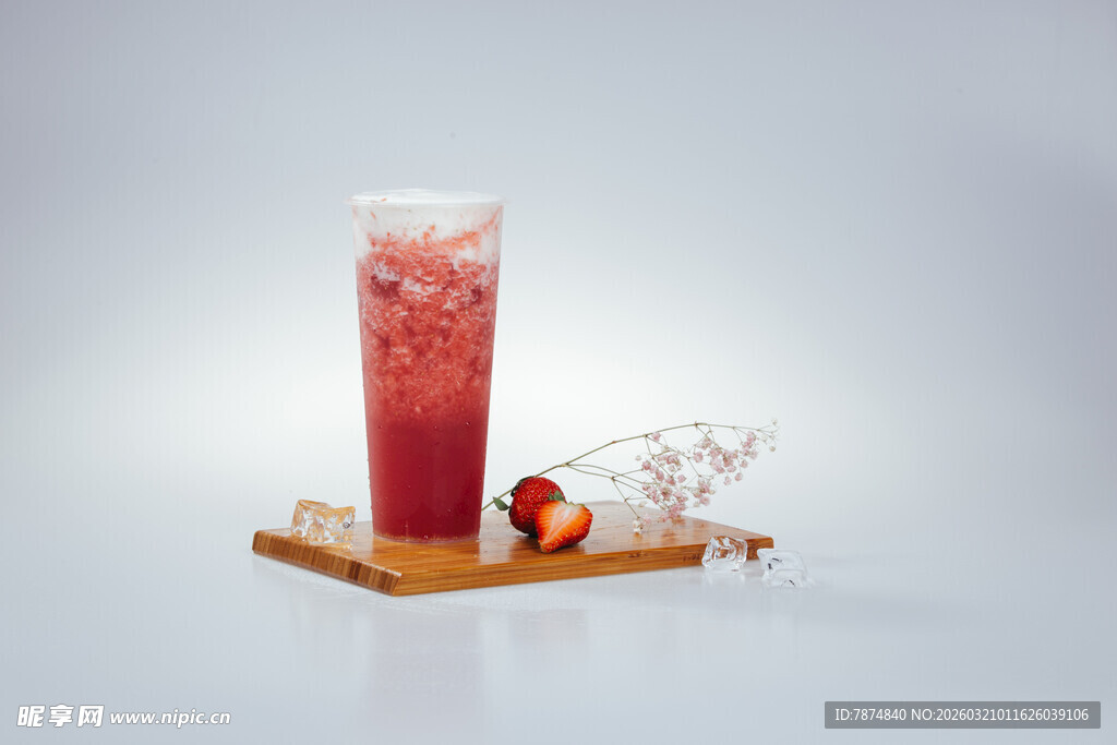 草莓冰饮 清新夏日滋味