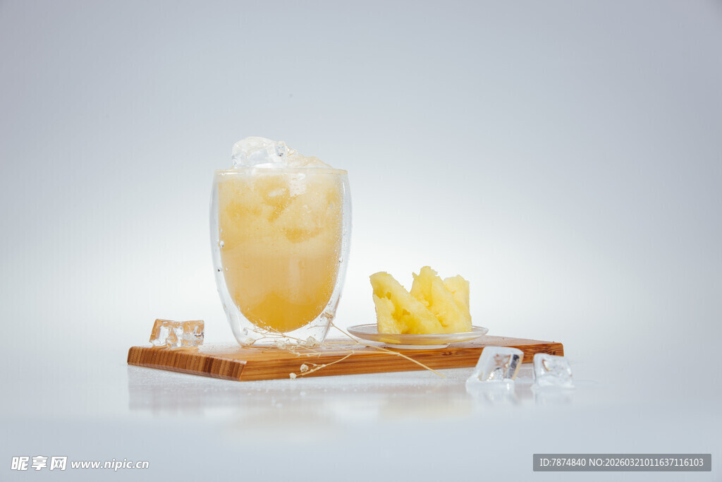 一杯美味凤梨冰饮