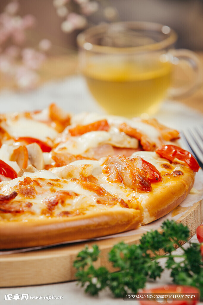 美味披萨搭配茶饮的惬意时刻