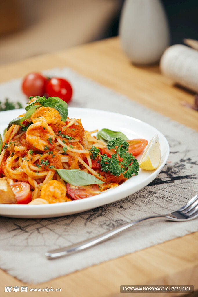 美味番茄海鲜意面摆盘精致