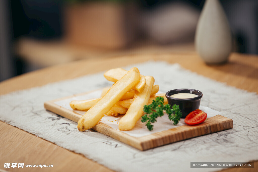 美味薯条配蘸酱与点缀