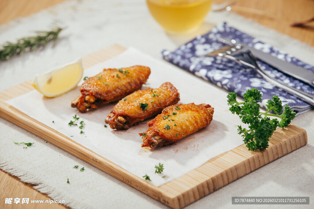 香炸鸡翅摆于木盘上