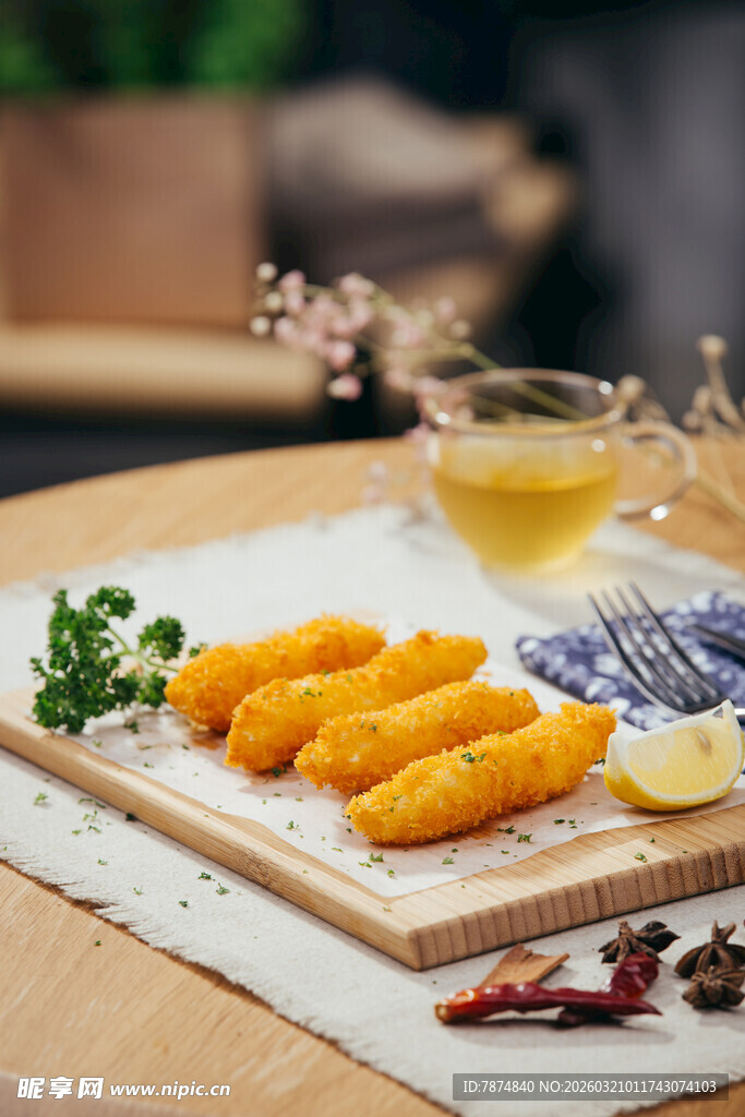 金黄炸鱼条配清新柠檬
