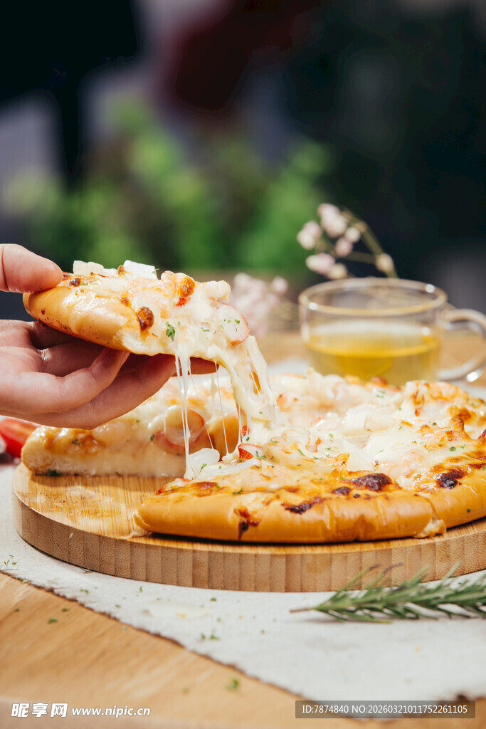 美味披萨被手拿取