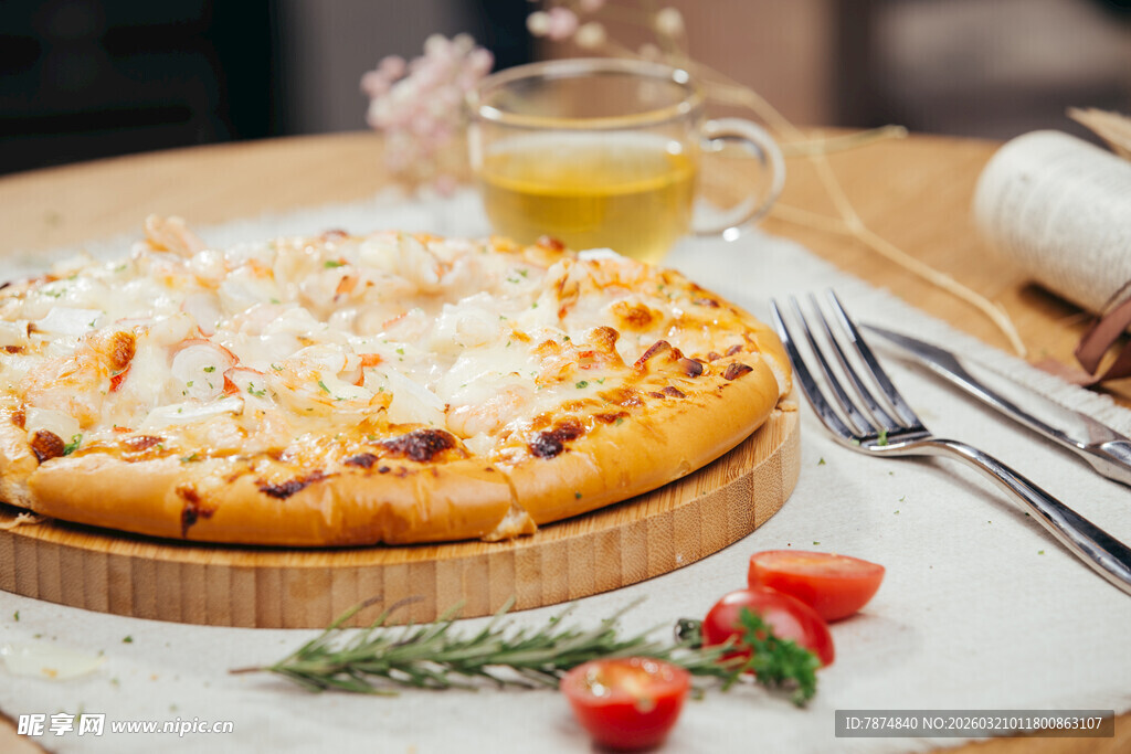 美味芝士披萨与餐点搭配