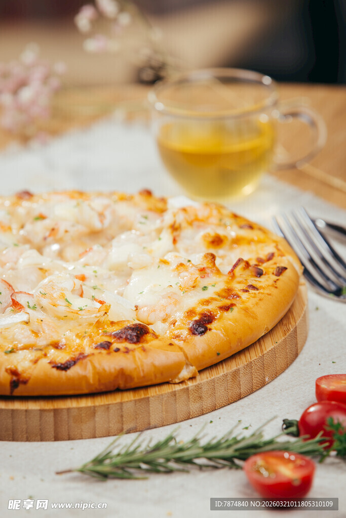 美味芝士披萨配清新小食