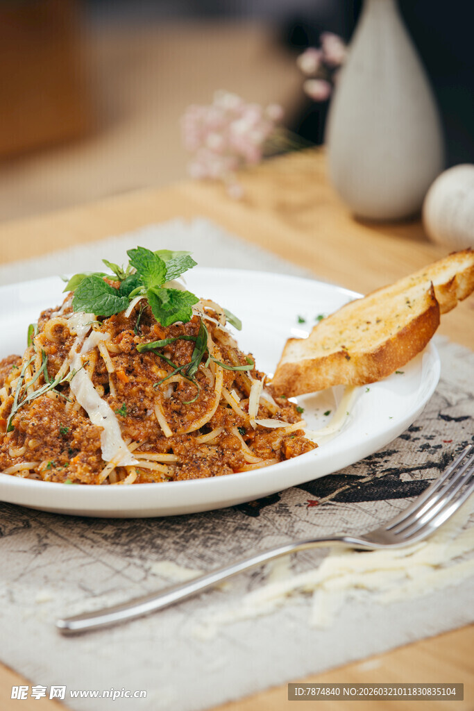 美味肉酱意面摆放在餐桌