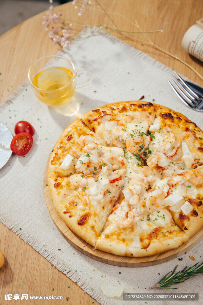 美味海鲜披萨摆于餐桌