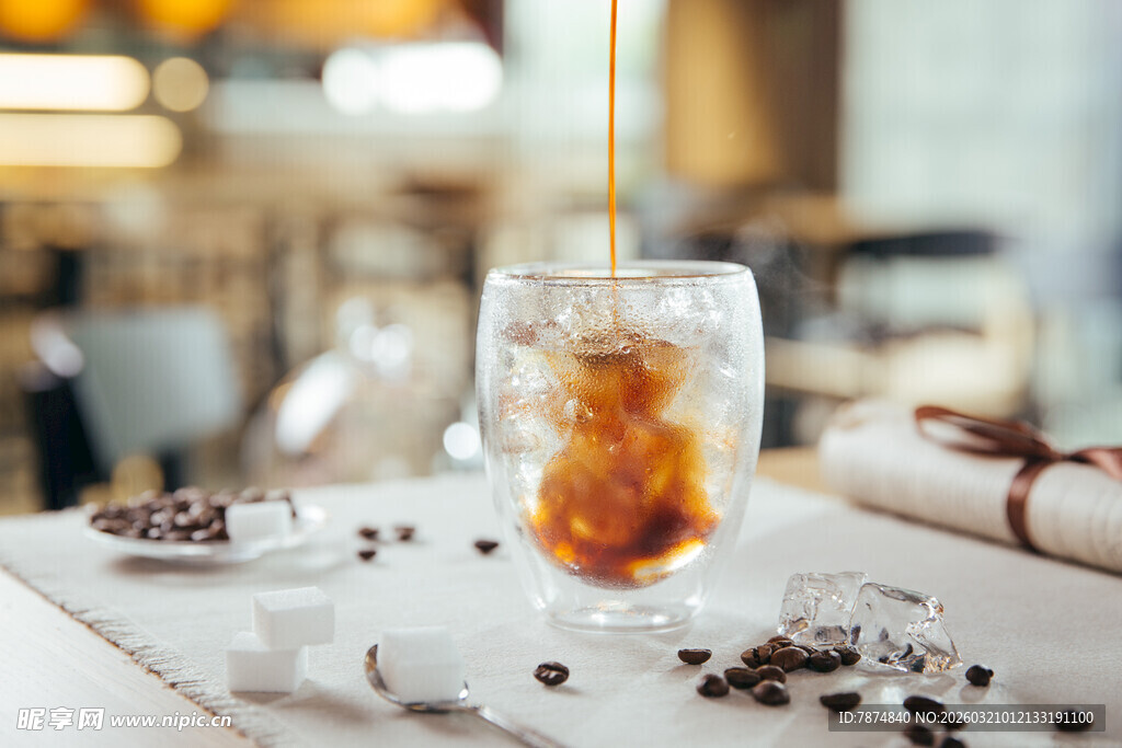 咖啡倒入玻璃杯的惬意瞬间