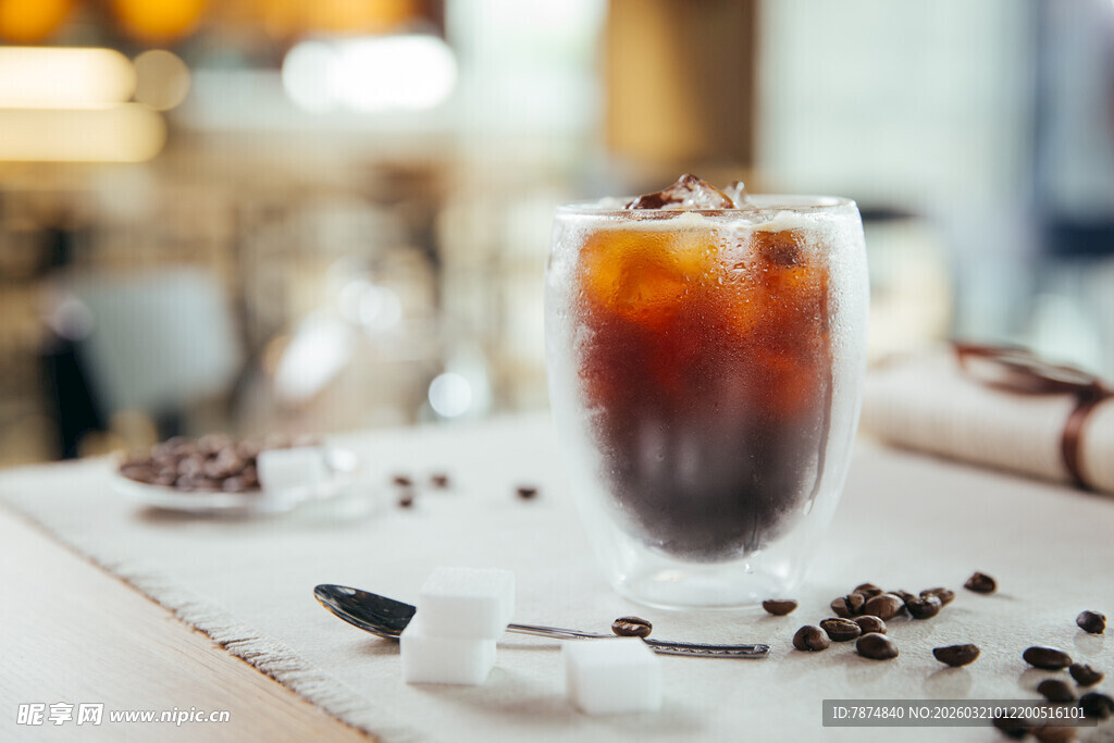 冰咖啡置于桌 氛围惬意