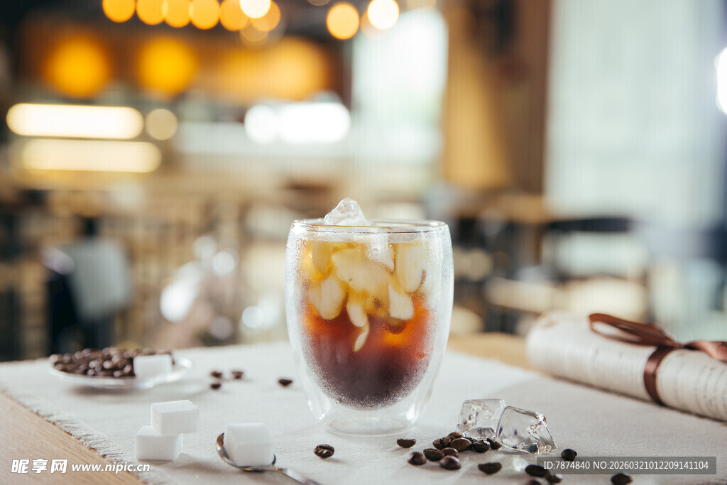 冰爽饮品置于咖啡店桌面