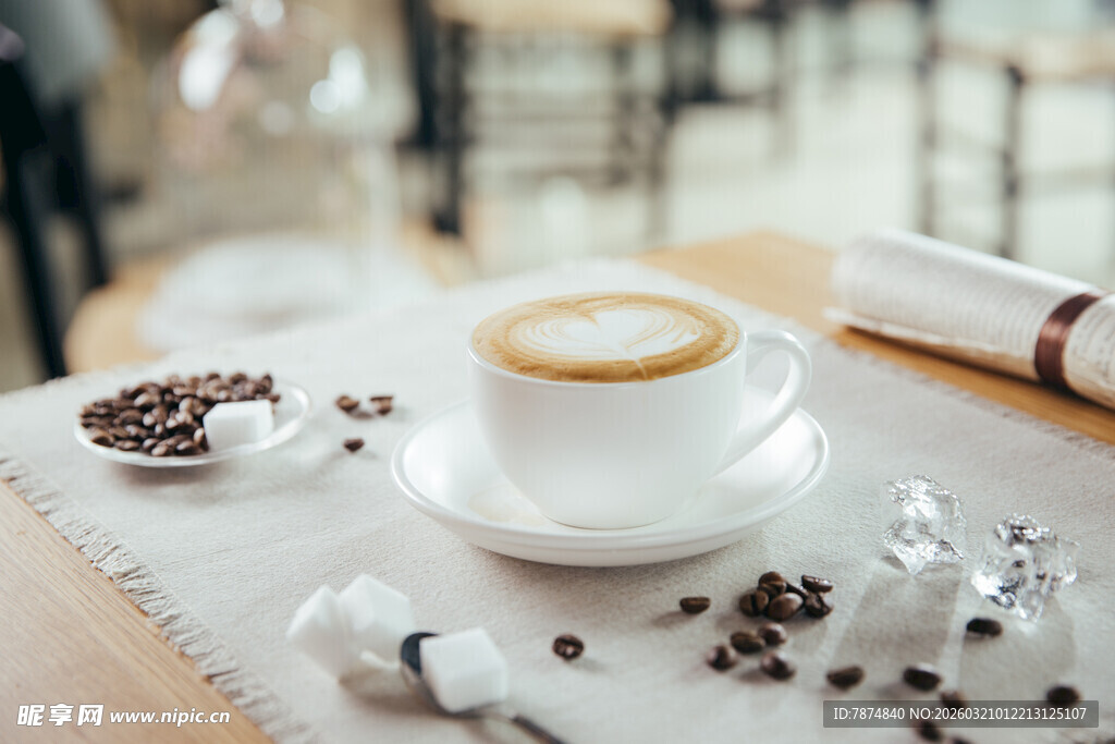精致咖啡摆设在温馨场景中