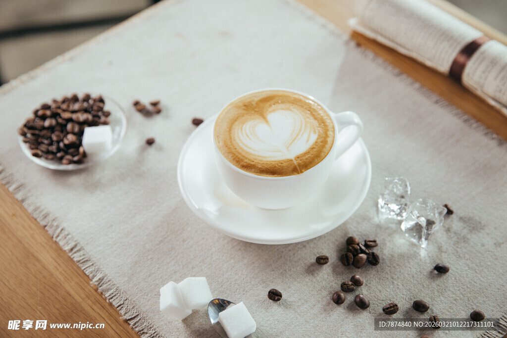 精致拉花咖啡与散落咖啡豆