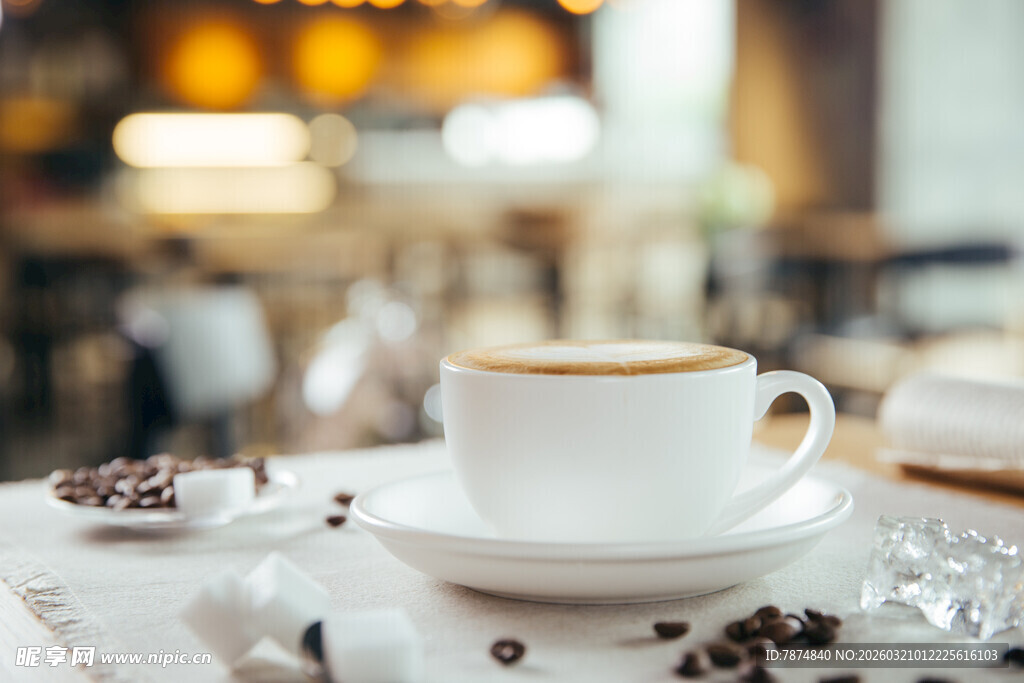 温馨咖啡馆中的一杯热咖啡