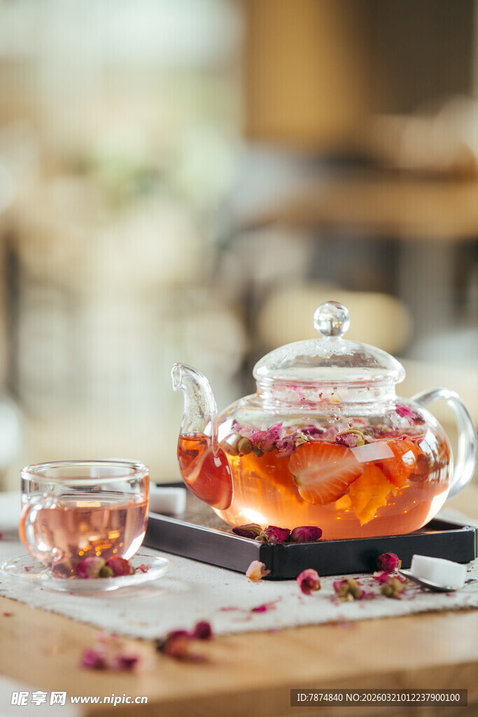 玻璃茶壶中的芬芳花茶