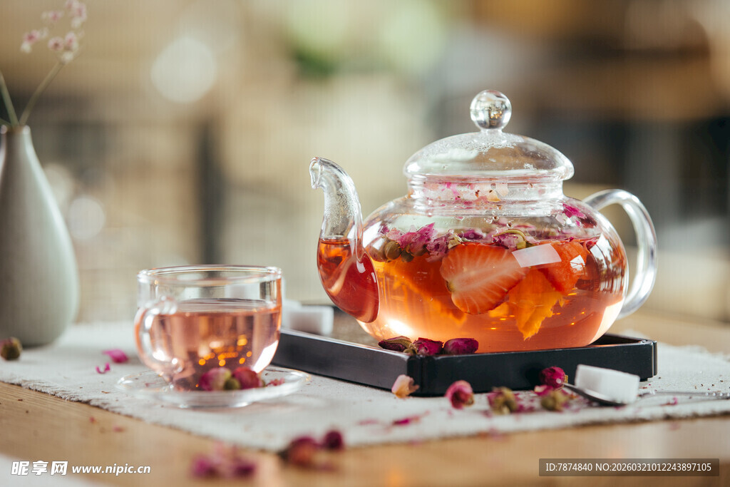 玻璃茶具中的温馨茶饮时刻