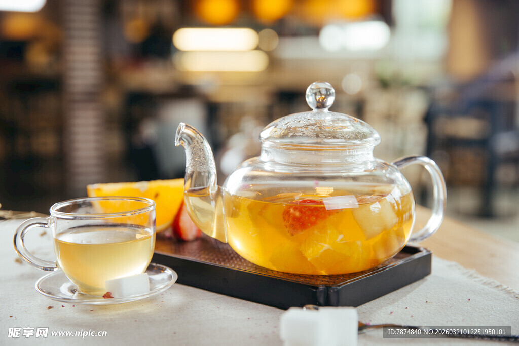 玻璃茶具泡制的水果茶