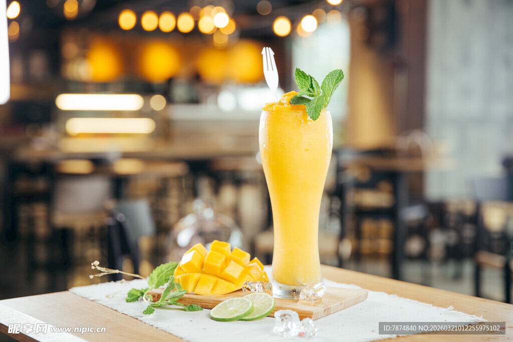 高脚杯中的清新黄色饮品