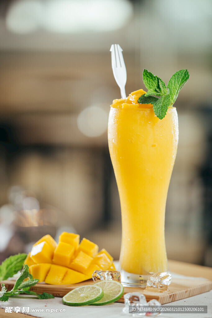 芒果冰沙配薄荷叶点缀