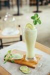 清新薄荷青柠奶昔饮品