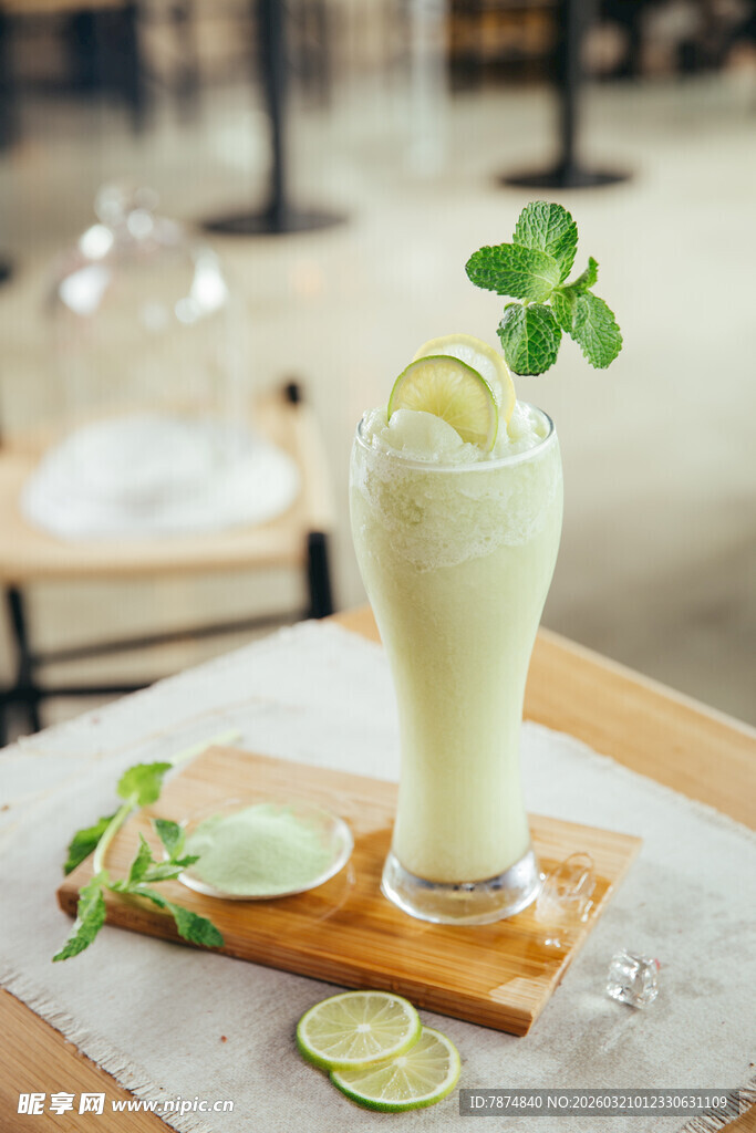清新薄荷青柠奶昔饮品