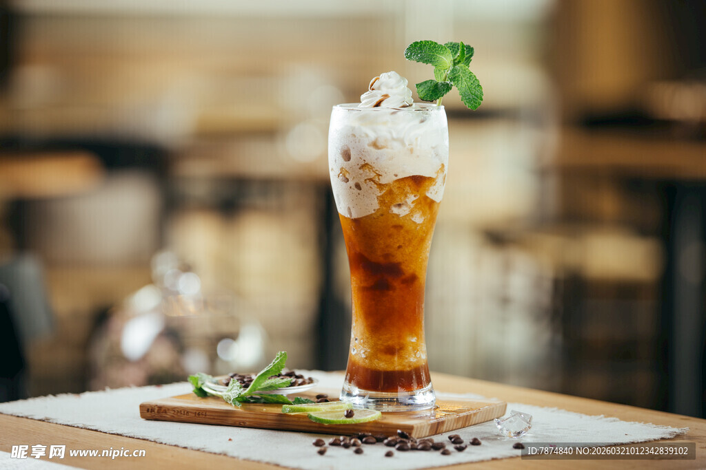 薄荷装饰的特色冰饮