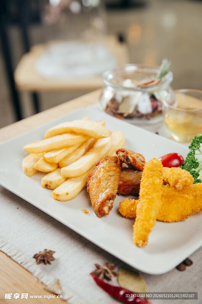 美味炸物拼盘摆于餐桌
