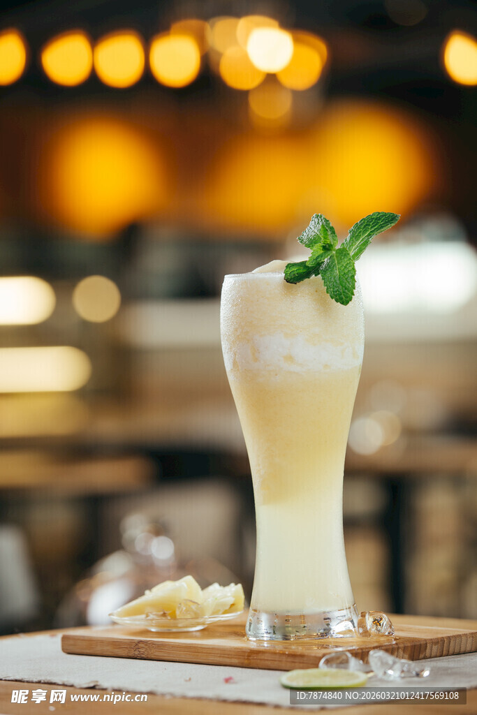薄荷装饰的奶白色饮品