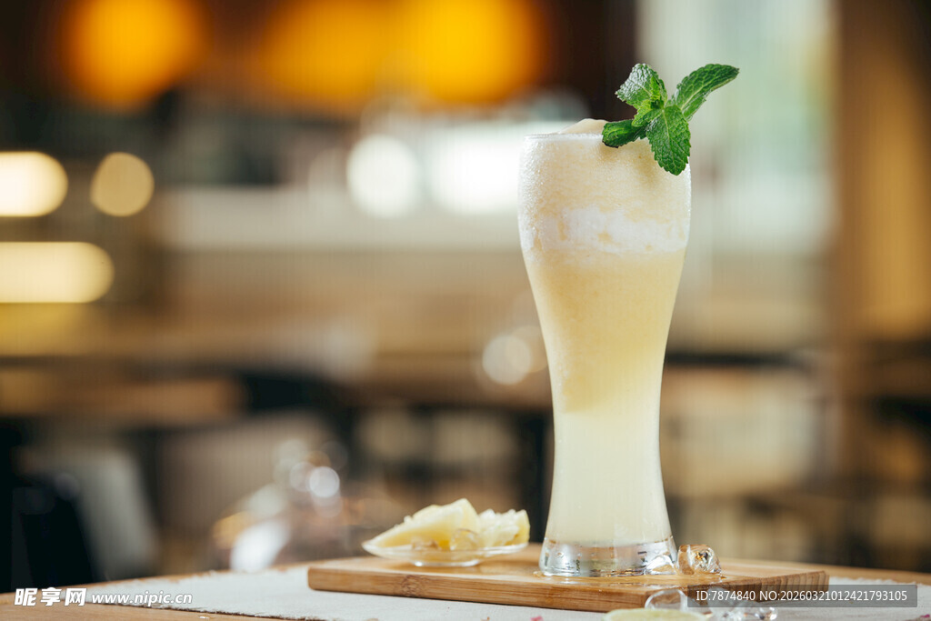 薄荷装饰的高脚杯清爽饮品