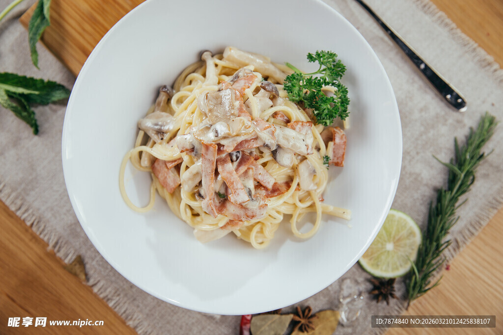 美味三文鱼意面摆盘精致