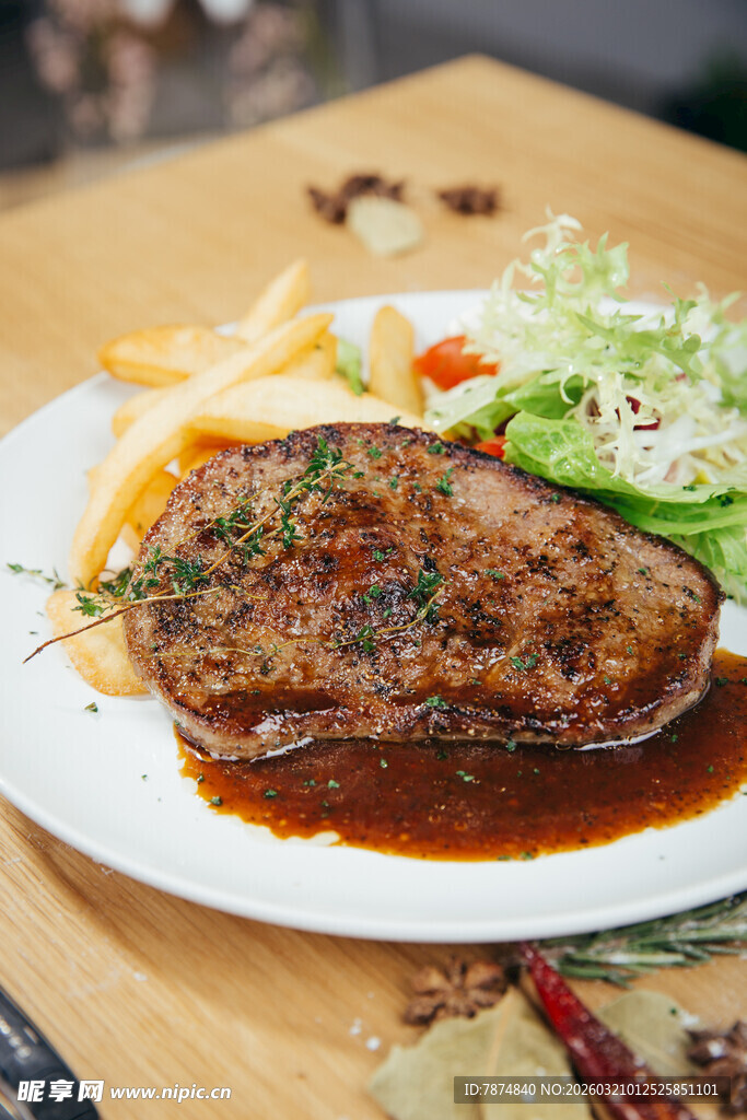 美味牛排配薯条与蔬菜