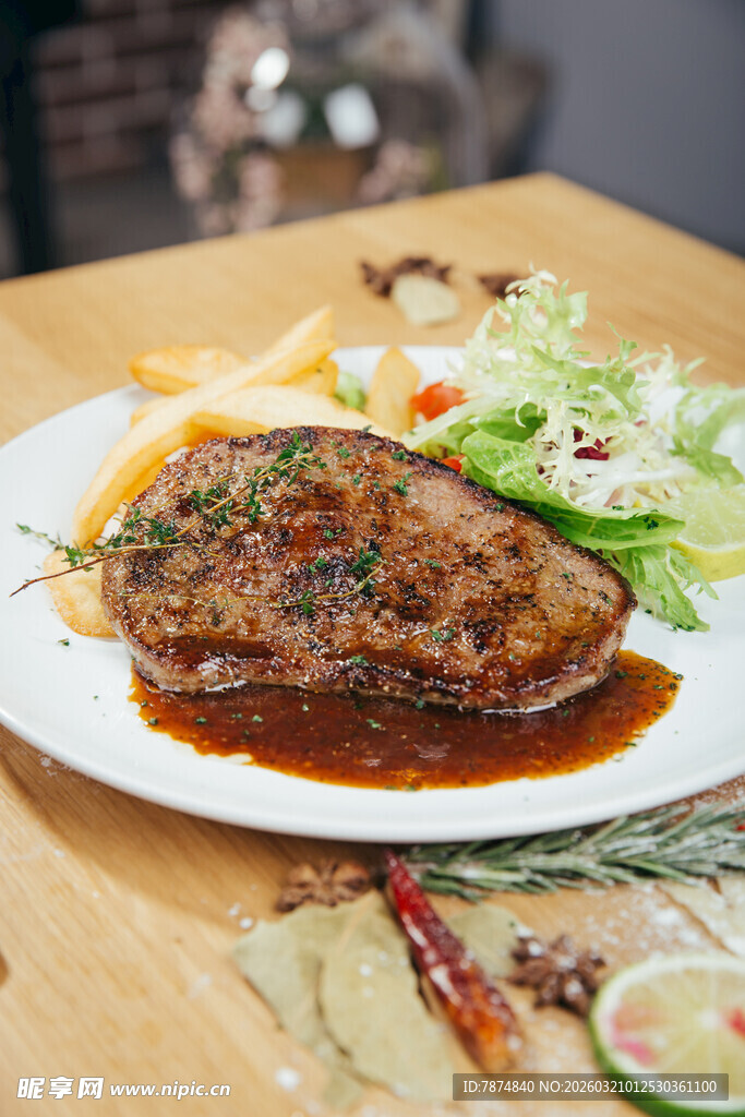 美味牛排搭配新鲜蔬菜