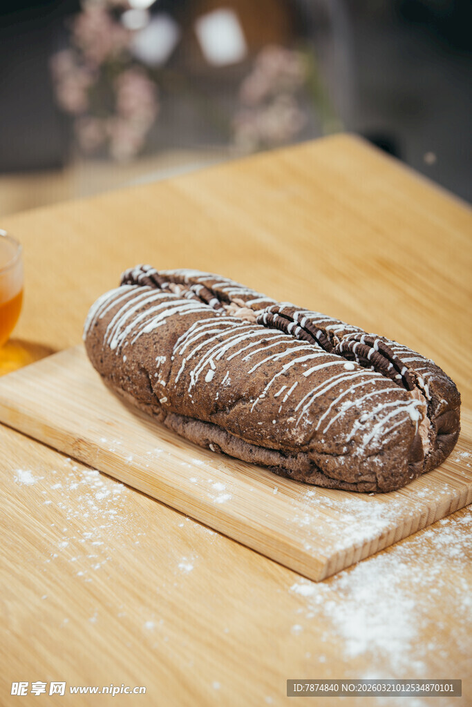 巧克力面包置于案板上