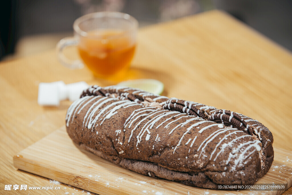 巧克力条纹面包与茶饮