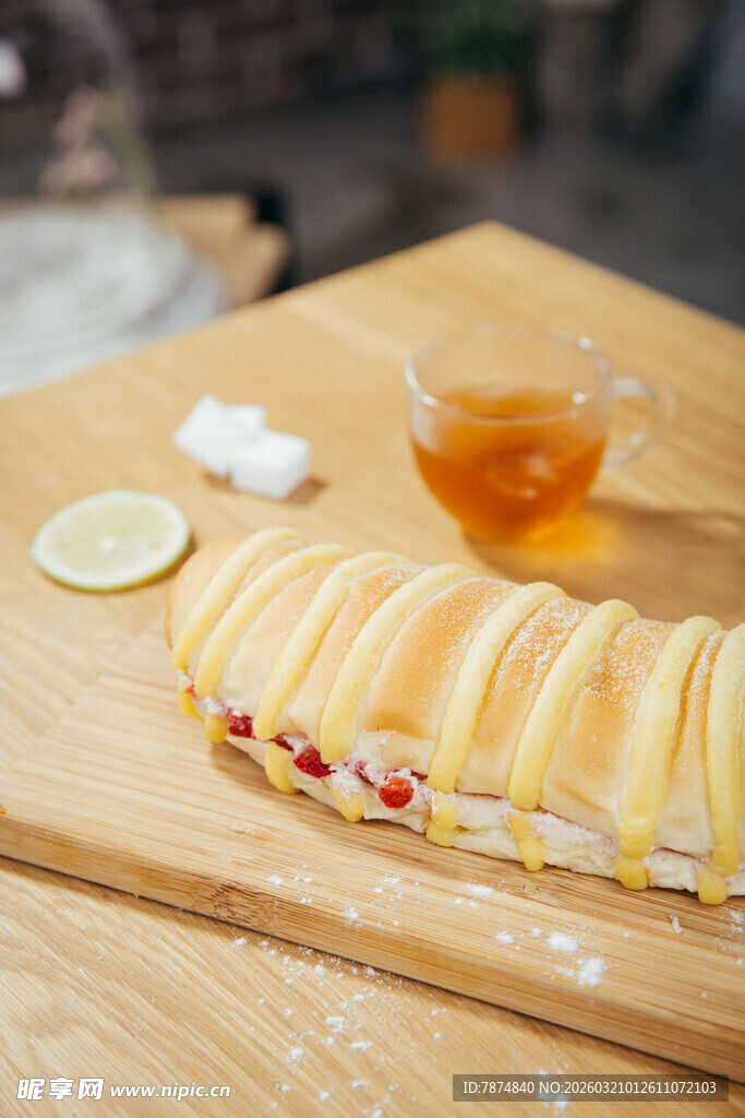 美味夹心面包配茶饮