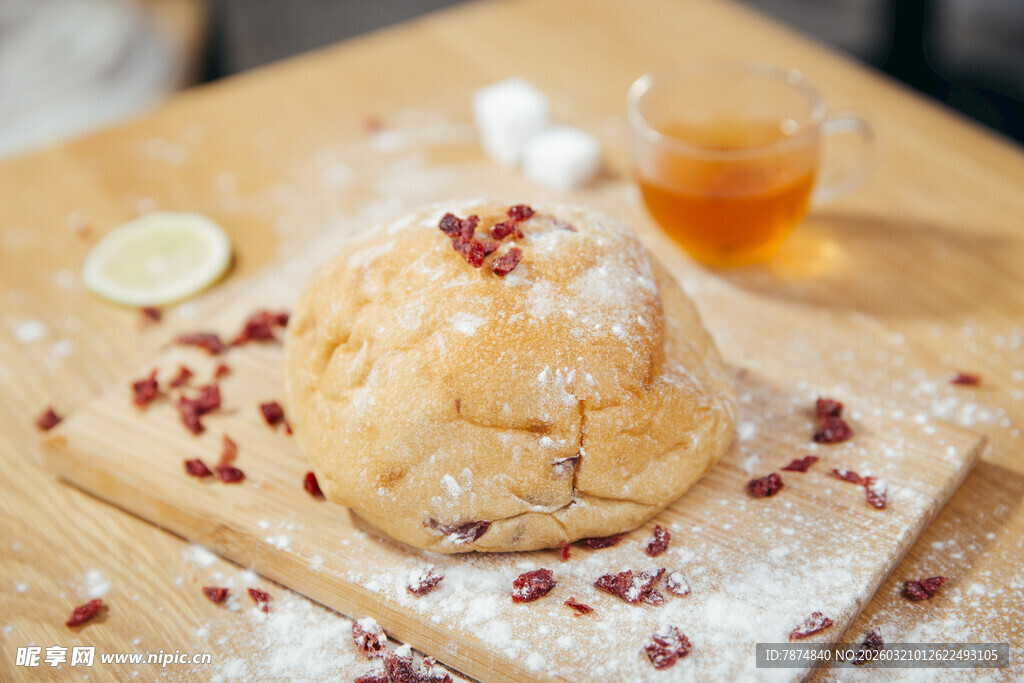 撒粉面包配果干与柠檬